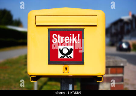 Postfach mit Streik Schlaganfall, symbolische Foto Poststreik, Bankserver Mit Streik-Schriftzug, Symbolfoto Post-Streik Stockfoto