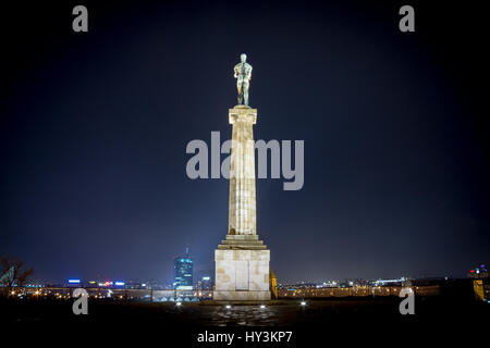 Victor Statue auf der Festung bei Nacht - Belgrad - Serbien Bild des legendären Sieg statue gesehen auf der Belgrader Festung Kalemegdan, in t Stockfoto