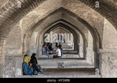 Isfahan, Iran - August 7, 2016: iranische Jugendliche sammeln unter kahju khaju Brücke Brücke ist eine Brücke in Isfahan, Iran, durch den Persischen saf gebaut Stockfoto