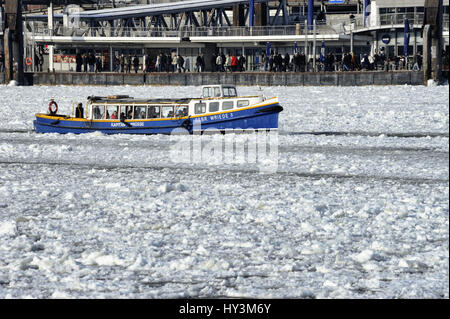 Longboat in das winterliche Hamburg Hafen, Deutschland, Europa, Barkasse Im Winterlichen Hamburger Hafen, Deutschland, Europa Stockfoto