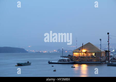 Belgrad, Serbien - 7. März 2015: Restaurant-Boot (Splav auf Serbisch) auf Donau entnommen die Bezirkshauptstadt von Zemun am Abend. Stadtzentrum von Stockfoto