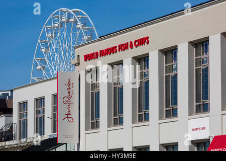 Bournemouth - Riesenrad Türme hinter Harry Ramsden Welt berühmte Fisch & Chips in Bournemouth Seafront, Pier Ansatz Bournemouth, Dorset im März Stockfoto