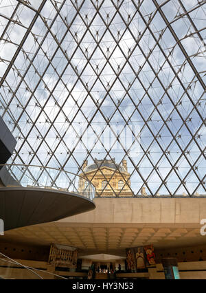 Blick auf die Pyramide du Louvre, eine Glaspyramide im Ehrenhof Cour Napoleon im Louvre in Paris. Stockfoto