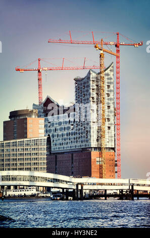 Die Elbphilharmonie befindet sich im Bau der Hafen City Hamburg, Deutschland, Europa, sterben Im Bau Befindliche Elbphilharmonie in der Hafencit Stockfoto