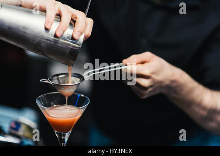 Barkeeper machen einen Strawberry Daiquiri Stockfoto