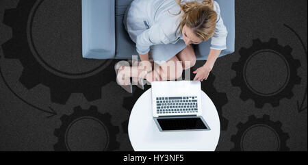 Frau auf dem Laptop auf schwarzem Hintergrund Stockfoto