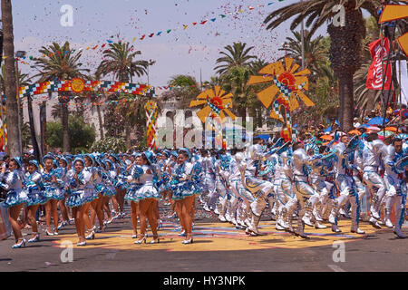 Caporales Tanzgruppe beim jährlichen Carnaval Andino Con la Fuerza del Sol in Arica, Chile. Stockfoto