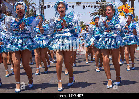 Caporales Tanzgruppe beim jährlichen Carnaval Andino Con la Fuerza del Sol in Arica, Chile. Stockfoto