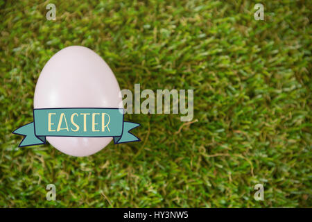 TE252 hndr easter frames mix 2 gegen weiße Osterei auf Rasen Stockfoto