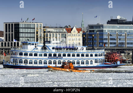 Fahrrad-Dampfschiff Louisiana Star und Eisbrecher Hugo Lentz im winterlichen Hamburger Hafen, Deutschland, Europa, Raddampfer Louisiana Star Und Eisbrecher H Stockfoto