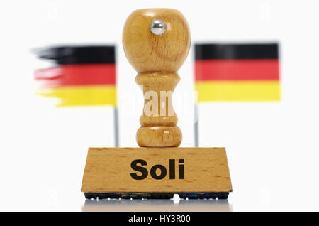 Stempel mit dem Label Soli vor Deutschlandfahnen, Solidaritätszuschlag, Stempel Mit der Aufschrift Soli Vor Deutschen Fahnen, sogenannten Stockfoto