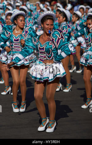 Caporales Tanzgruppe beim jährlichen Carnaval Andino Con la Fuerza del Sol in Arica, Chile. Stockfoto