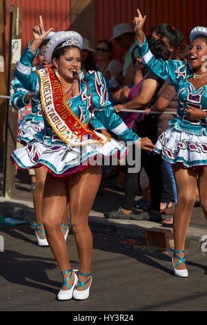 Caporales Tanzgruppe beim jährlichen Carnaval Andino Con la Fuerza del Sol in Arica, Chile. Stockfoto