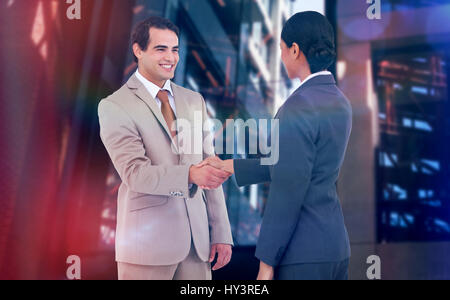Corporate glücklich tun Handshake gegen äußere des Neubaus Stockfoto