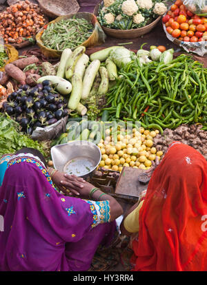 Indische Frauen Verkauf von Obst und Gemüse auf einem Straßenmarkt in Pushkar, Rajasthan, Indien Stockfoto