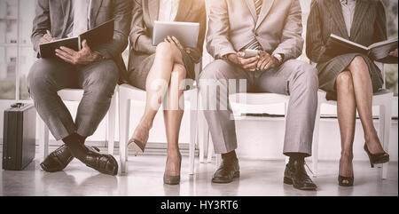 Geschäftsleute, die darauf warten, in Interview im Büro gestellt werden Stockfoto