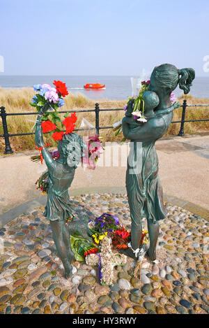 '' Willkommen Zuhause '' Skulptur von Anita Lafford auf der Promenade, Fleetwood, Lancashire, UK