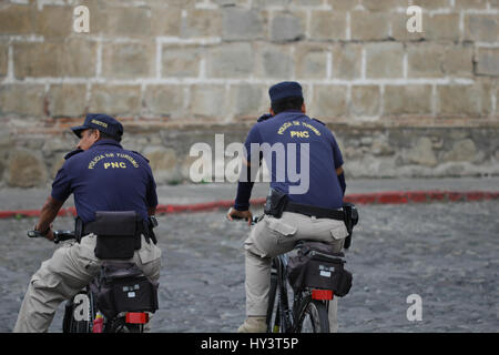 Polizei in blauen offiziellen Uniformen Reiten Fahrräder in Antigua Guatemala, Touristen zu schützen Stockfoto