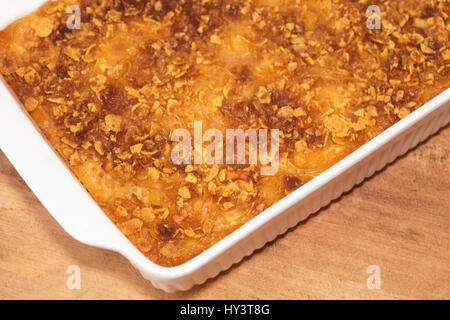 Kugel, ein hausgemachter, süßer Auflauf aus Eiernudeln, mit Müsli und braunem Zucker bestreut Stockfoto