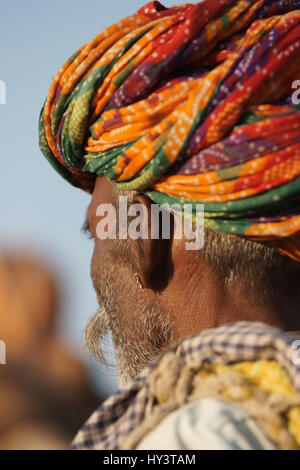 Menschen in bunten Turban auf dem jährlichen Camel Fair in Pushkar, Rajasthan, Indien. Stockfoto