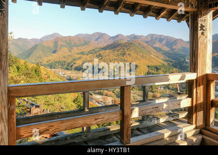 Blick vom Yamadera Tempel Aussichtsdeck Tal mit Häusern und die umliegenden Berge mit Herbstfarben in Yamagata, Japan Stockfoto