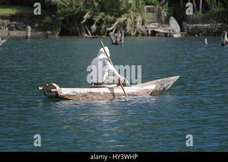 Fischer auf seine eigene Handarbeit gebaut Holzboot in See Lake Atitlan, Guatemala Stockfoto