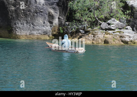 Fischer auf seine eigene Handarbeit gebaut Holzboot in See Lake Atitlan, Guatemala Stockfoto