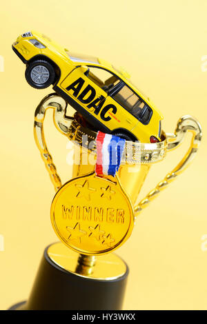 ADAC-Miniatur-Fahrzeug, Medaillon und Tasse, Manipulationen mit der ADAC Preis, ADAC Miniaturfahrzeug, Medaille Und Pokal, Manipulationen Beim ADAC-Prei Stockfoto