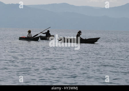 Fischer auf seine eigene Handarbeit gebaut Holzboot in See Lake Atitlan, Guatemala Stockfoto