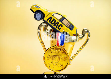 ADAC-Miniatur-Fahrzeug, Medaillon und Tasse, Manipulationen mit der ADAC Preis, ADAC Miniaturfahrzeug, Medaille Und Pokal, Manipulationen Beim ADAC-Prei Stockfoto