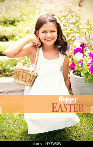 Glückliches Mädchen sammeln Ostereier gegen Ostergruß Stockfoto