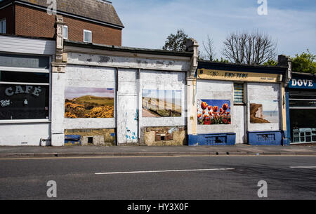 Kleine unabhängige Läden geschlossen auf eine depressive High Street in UK Stockfoto