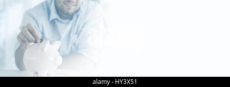 Kleingeld in die Piggy Bank umgesetzt Stockfoto