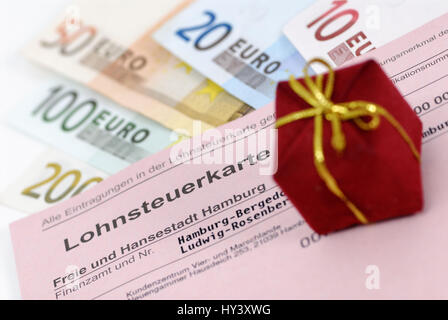 Lohnsteuerkarte, Gegenwart und Banknoten, symbolische Foto tax Gegenwart, Lohnsteuerkarte, meistverkauftes Und Geldscheine, Symbolfoto Steuergeschenk Stockfoto