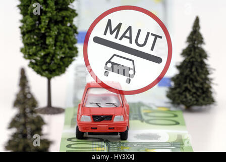 Miniatur-Auto geht auf Banknoten, Passagier-Pkw-Maut, Miniaturauto Faehrt Auf Geldscheinen, PKW-Maut Stockfoto