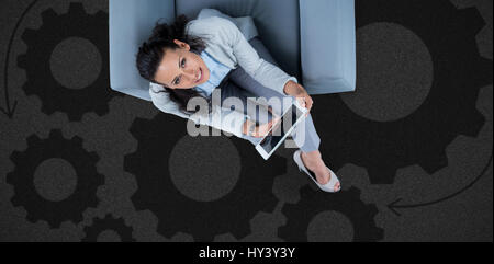 Frau auf dem Tablet suchen auf schwarzem Hintergrund Stockfoto