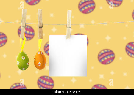 hängende Ostereier gegen Ostern Eiern auf gelbem Hintergrund Stockfoto