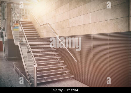 Treppenhaus im Supermarkt Stockfoto