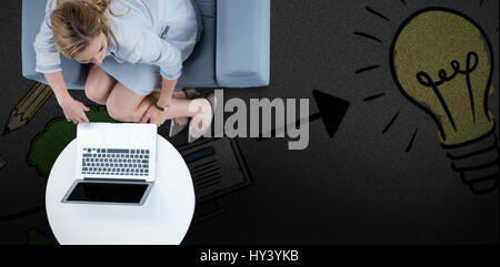 Frau auf dem Laptop auf schwarzem Hintergrund Stockfoto