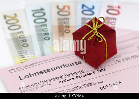 Lohnsteuerkarte, Gegenwart und Banknoten, symbolische Foto tax Gegenwart, Lohnsteuerkarte, meistverkauftes Und Geldscheine, Symbolfoto Steuergeschenk Stockfoto