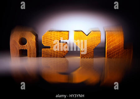 Das Wort Asyl aus Holz Buchstaben, Das Wort Asyl aus Holzbuchstaben Stockfoto