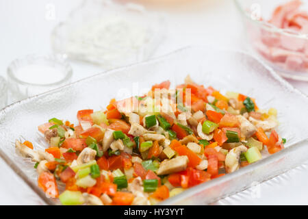 Omelette-Vorbereitung: frisch sautierten Gemüse Stockfoto