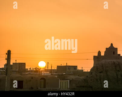 Blick auf orange Sonnenuntergang über Dorf im iran Stockfoto