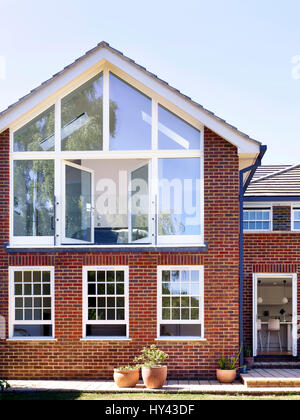 Haus in Landschaft. Heathfield, Cobham, Vereinigtes Königreich. Architekt: Tate Harmer, 2015. Stockfoto