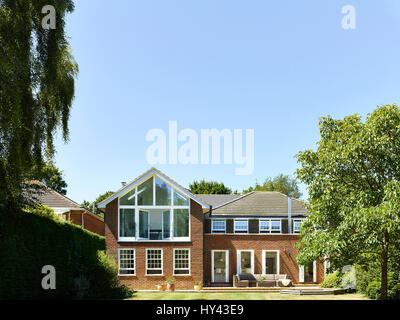 Haus in Landschaft. Heathfield, Cobham, Vereinigtes Königreich. Architekt: Tate Harmer, 2015. Stockfoto
