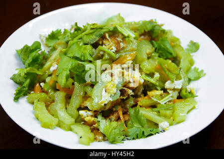 Gebratenes Ei Kürbis war lecker auf weiße Schale und braunen Hintergrund Stockfoto