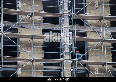 Niedrigen Winkel Ansicht von Zeilen und Spalten der Metallgerüste über rechteckige Fenster auf den Aufbau im Freien. Stockfoto