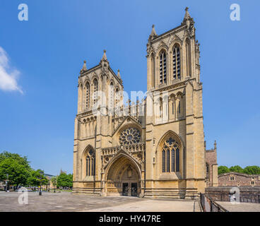 Vereinigtes Königreich, Südwest-England, Bristol, Blick auf die Westfassade des Bristol Kathedrale (Kathedrale der Heiligen und ungeteilten Dreifaltigkeit) Stockfoto