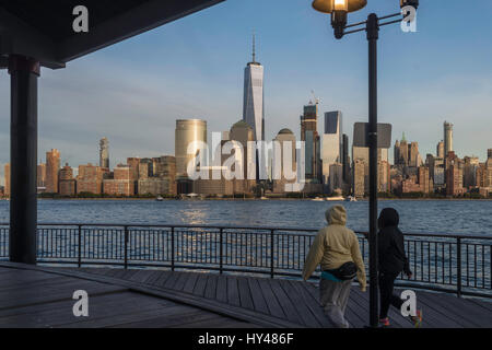 Jersey City, NJ 26. Oktober 2016 = zwei Frauen zu Fuß entlang der Küste von Jersey City mit Blick auf die unteren Skyline von Manhattan mit dem World Trade Center und Brookfield Plaza im Hintergrund. © Stacy Walsh Rosenstock Stockfoto