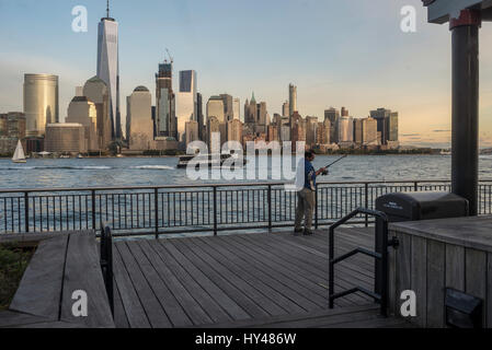 Jersey City, NJ-26. Oktober 2016 - Fischer an der Küste von Jersey City mit Blick auf die unteren Skyline von Manhattan mit dem World Trade Center und Brookfield Plaza Stockfoto